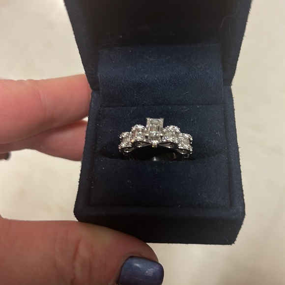 Snow White engagement ring. Limited edition. GIA 0.96 emerald cut. - Picture 3 of 4